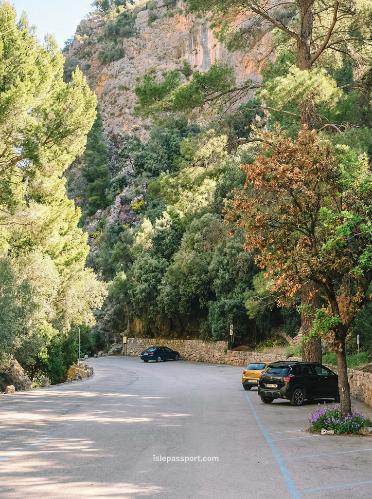 An almost empty car park at Cala Deià early in the morning during a Mallorca coastal road trip.