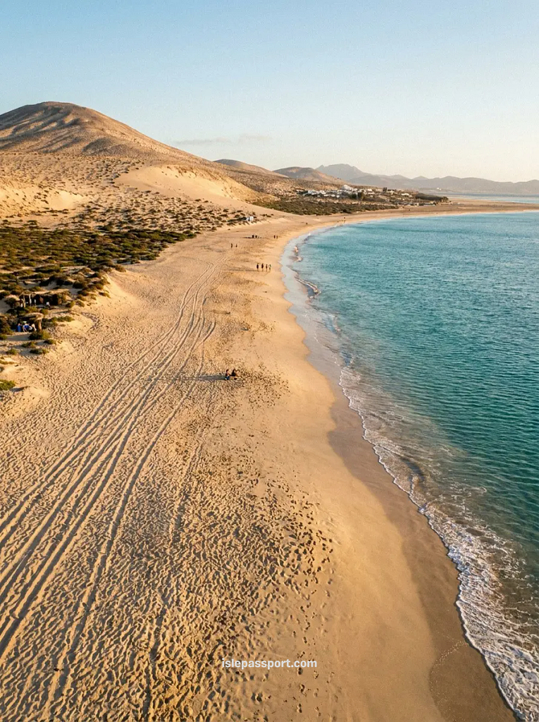 Sand dunes and turquoise coastline near Sotavento, Jandía peninsula, Fuerteventura in winter